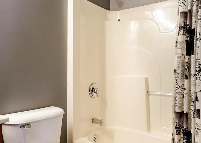 Spacious Chicago Ridge